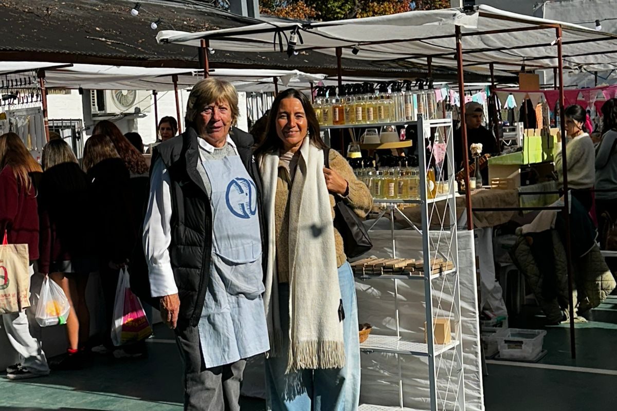 Puesto de la Campaña Solidaria en una feria al aire libre