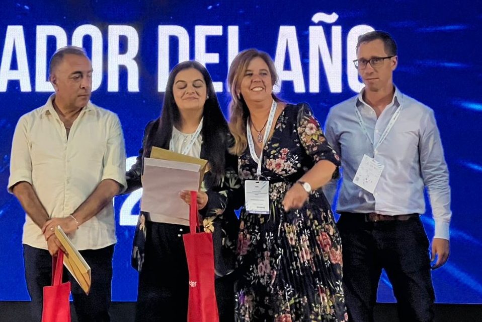 Entrega del premio Educador del Año en el escenario del XXII Congreso