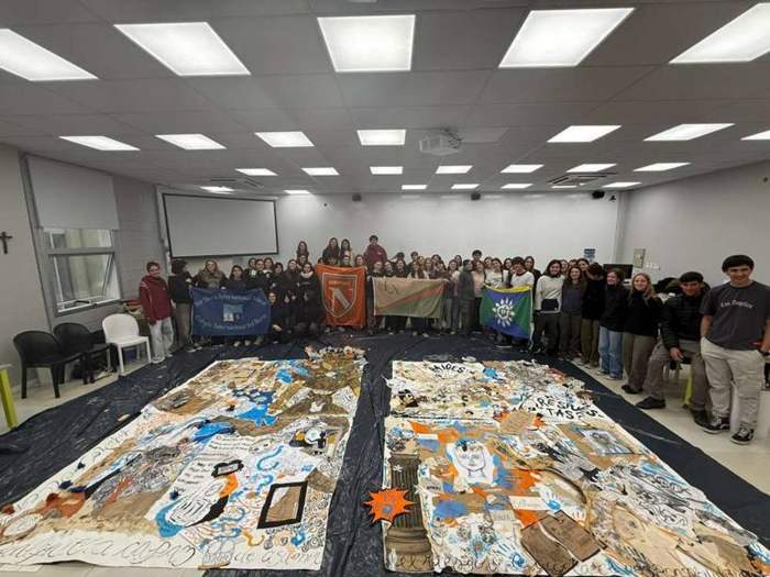 Estudiantes de los colegios del Polo junto a sus murales